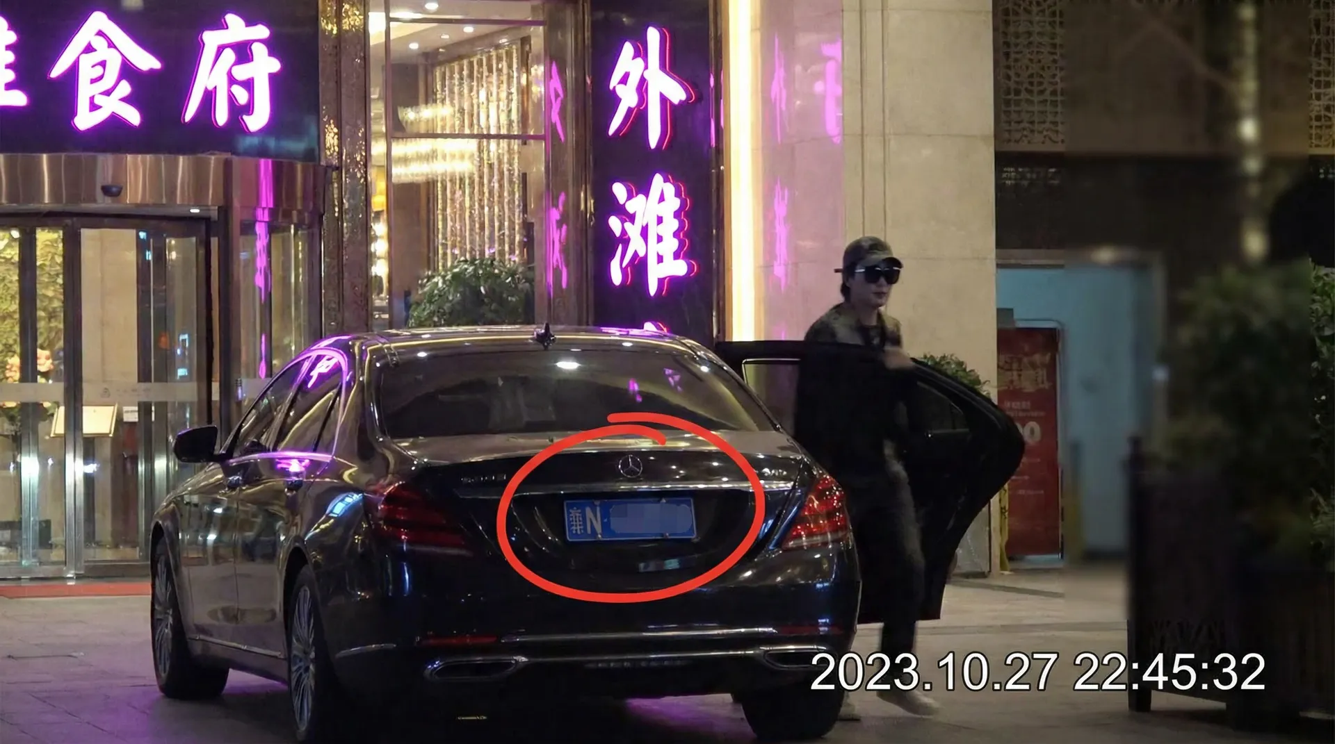 安博体育平台 - 豪车餐厅外偷拍